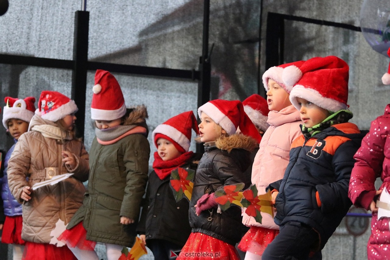 Jarmark Bożonarodzeniowy w Ostrołęce - występy dzieci [5.12.2025] - zdjęcie #92 - eOstroleka.pl