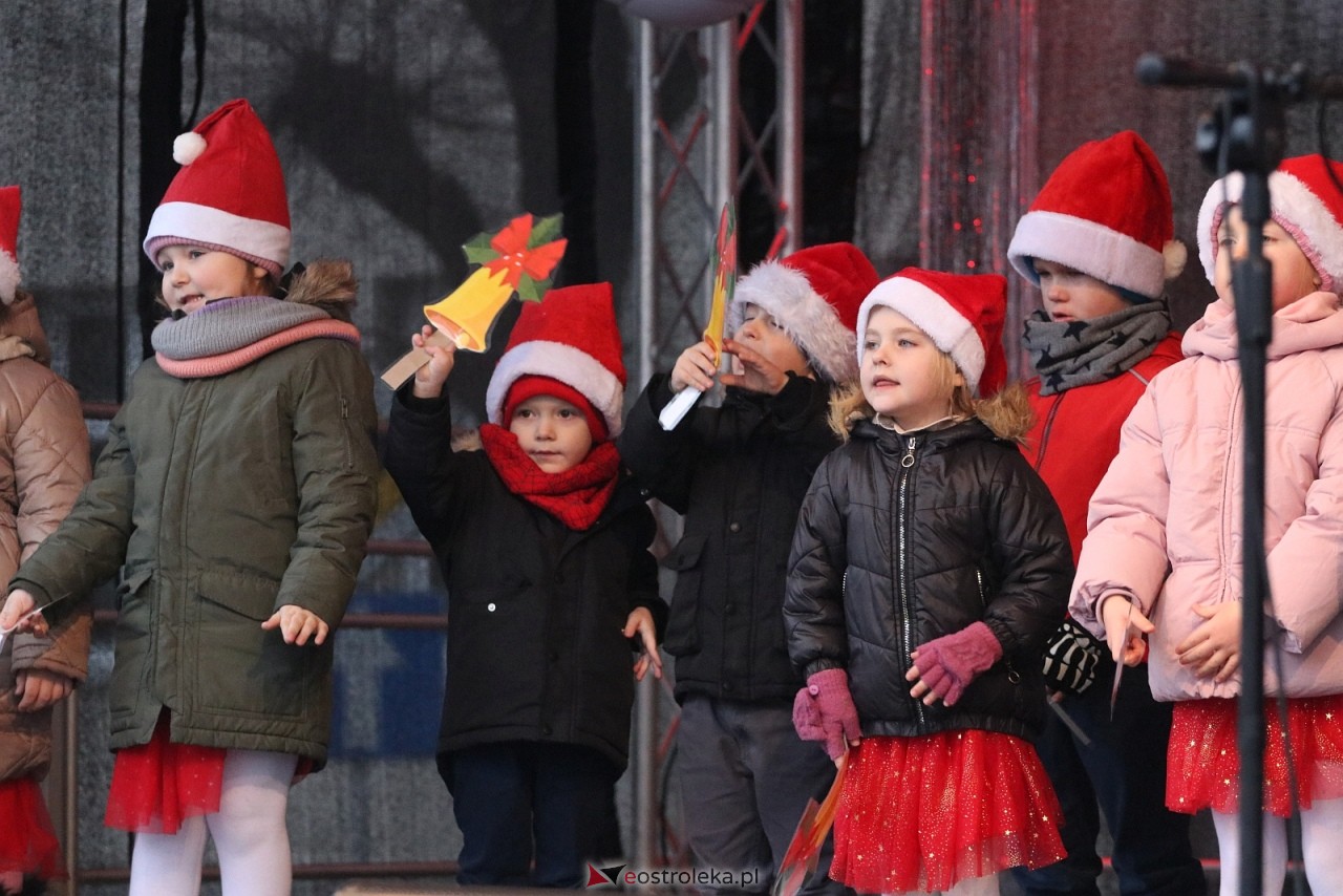 Jarmark Bożonarodzeniowy w Ostrołęce - występy dzieci [5.12.2025] - zdjęcie #88 - eOstroleka.pl