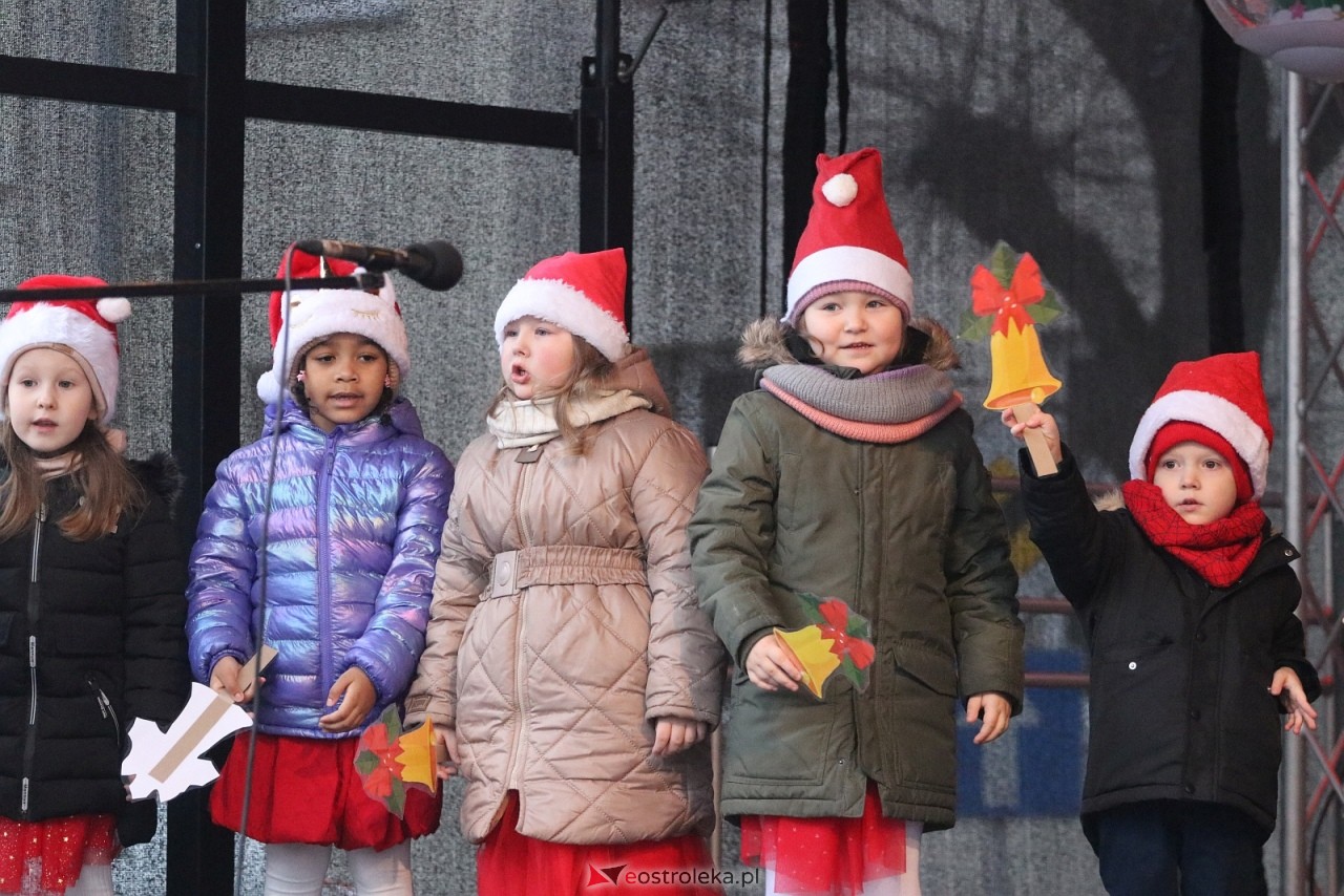 Jarmark Bożonarodzeniowy w Ostrołęce - występy dzieci [5.12.2025] - zdjęcie #87 - eOstroleka.pl