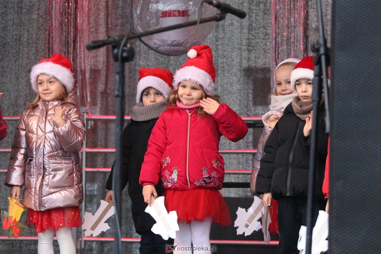 Jarmark Bożonarodzeniowy w Ostrołęce - występy dzieci [5.12.2025] - zdjęcie #86 - eOstroleka.pl