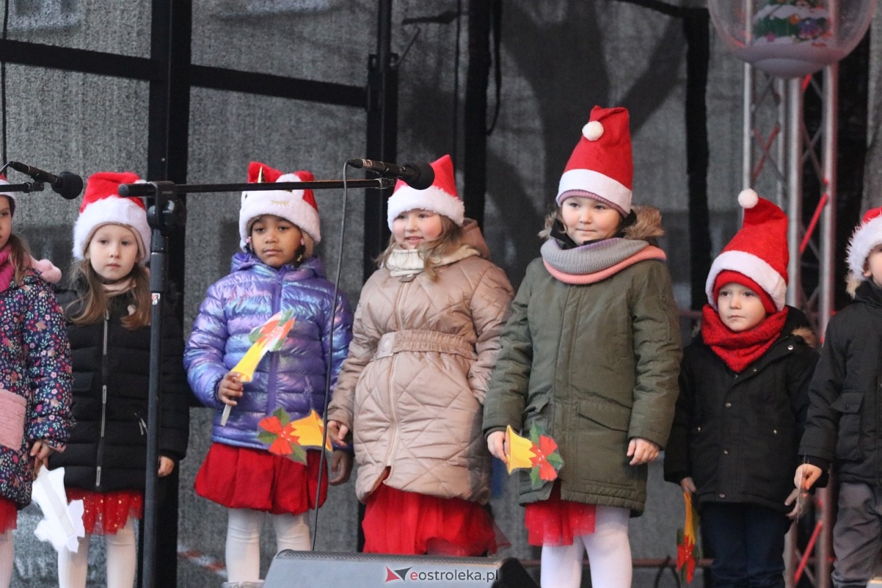 Jarmark Bożonarodzeniowy w Ostrołęce - występy dzieci [5.12.2025] - zdjęcie #84 - eOstroleka.pl