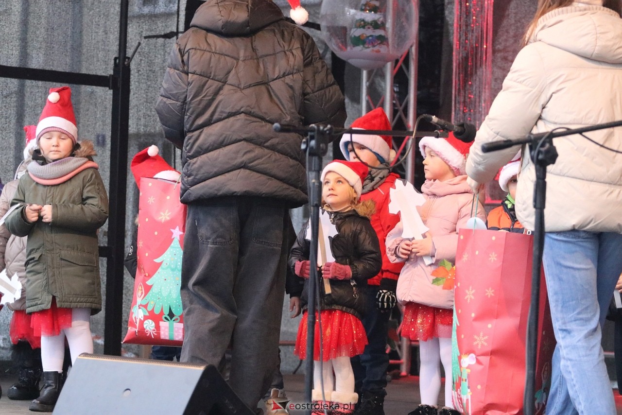 Jarmark Bożonarodzeniowy w Ostrołęce - występy dzieci [5.12.2025] - zdjęcie #83 - eOstroleka.pl