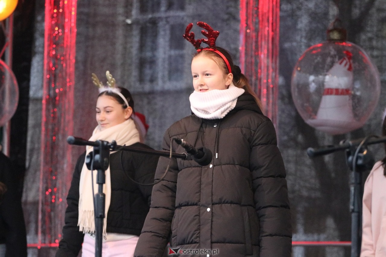 Jarmark Bożonarodzeniowy w Ostrołęce - występy dzieci [5.12.2025] - zdjęcie #80 - eOstroleka.pl