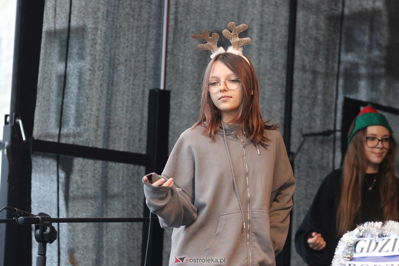 Jarmark Bożonarodzeniowy w Ostrołęce - występy dzieci [5.12.2025] - zdjęcie #79 - eOstroleka.pl