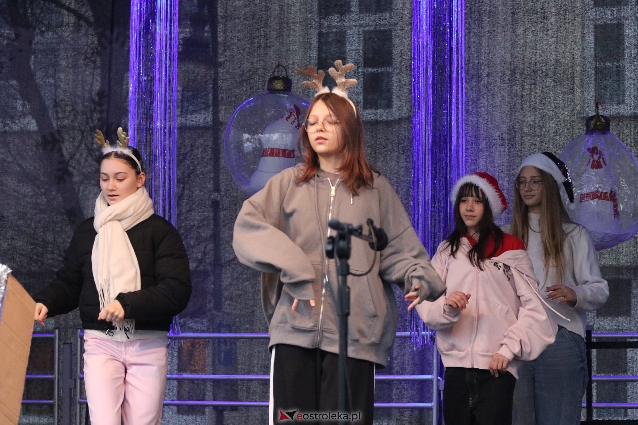 Jarmark Bożonarodzeniowy w Ostrołęce - występy dzieci [5.12.2025] - zdjęcie #78 - eOstroleka.pl