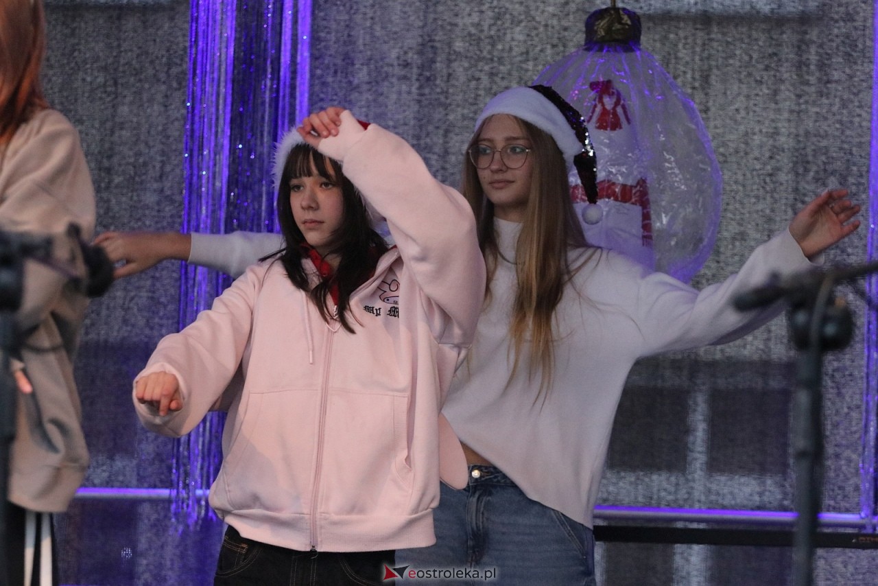 Jarmark Bożonarodzeniowy w Ostrołęce - występy dzieci [5.12.2025] - zdjęcie #77 - eOstroleka.pl