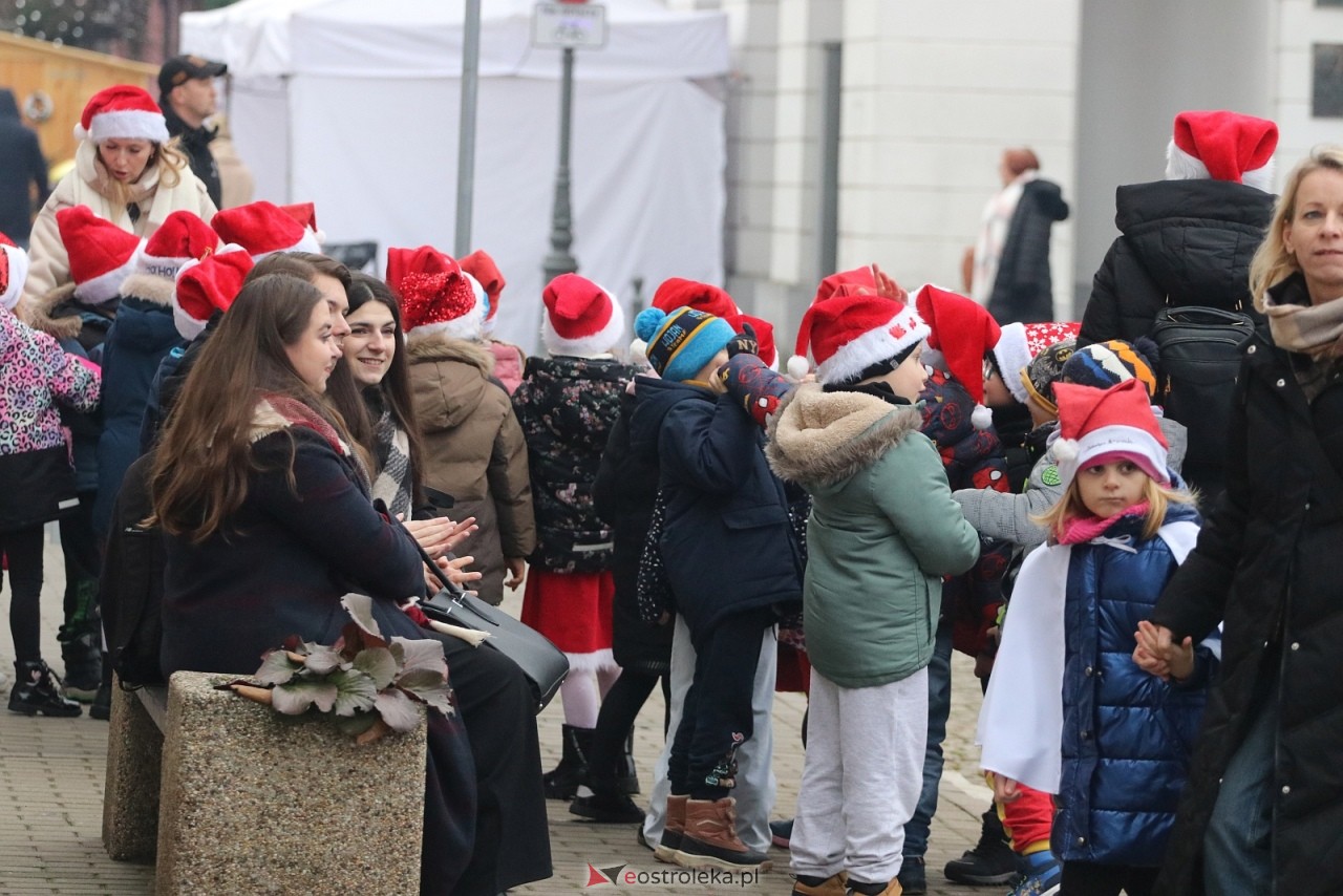 Jarmark Bożonarodzeniowy w Ostrołęce - występy dzieci [5.12.2025] - zdjęcie #73 - eOstroleka.pl