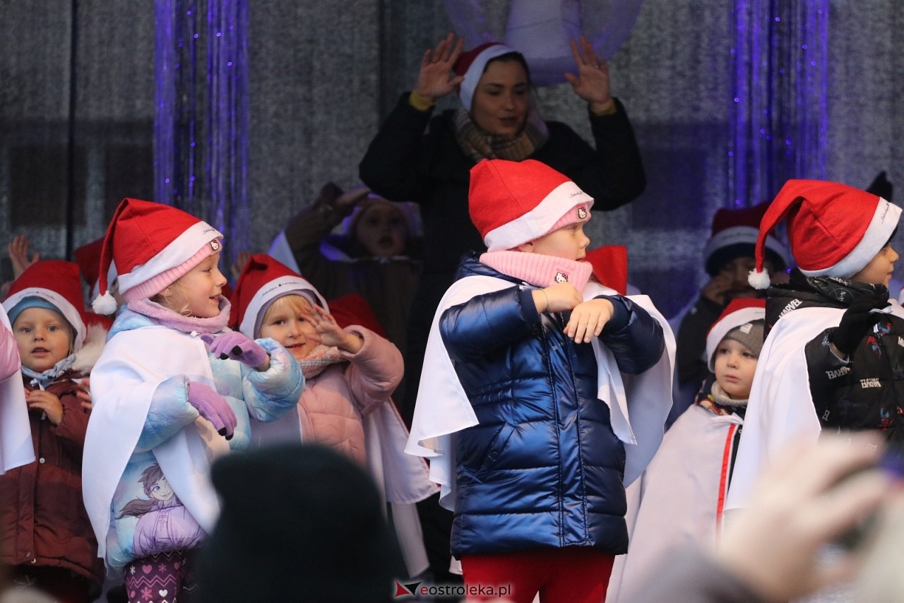 Jarmark Bożonarodzeniowy w Ostrołęce - występy dzieci [5.12.2025] - zdjęcie #66 - eOstroleka.pl