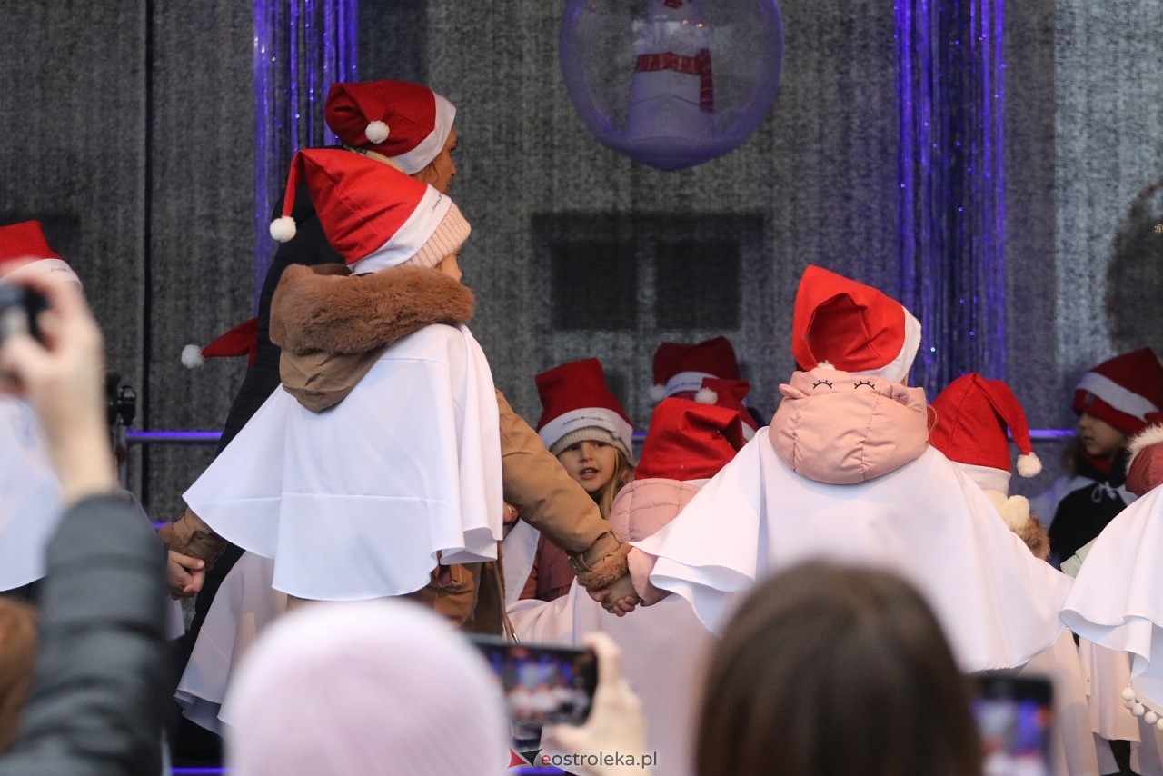 Jarmark Bożonarodzeniowy w Ostrołęce - występy dzieci [5.12.2025] - zdjęcie #61 - eOstroleka.pl