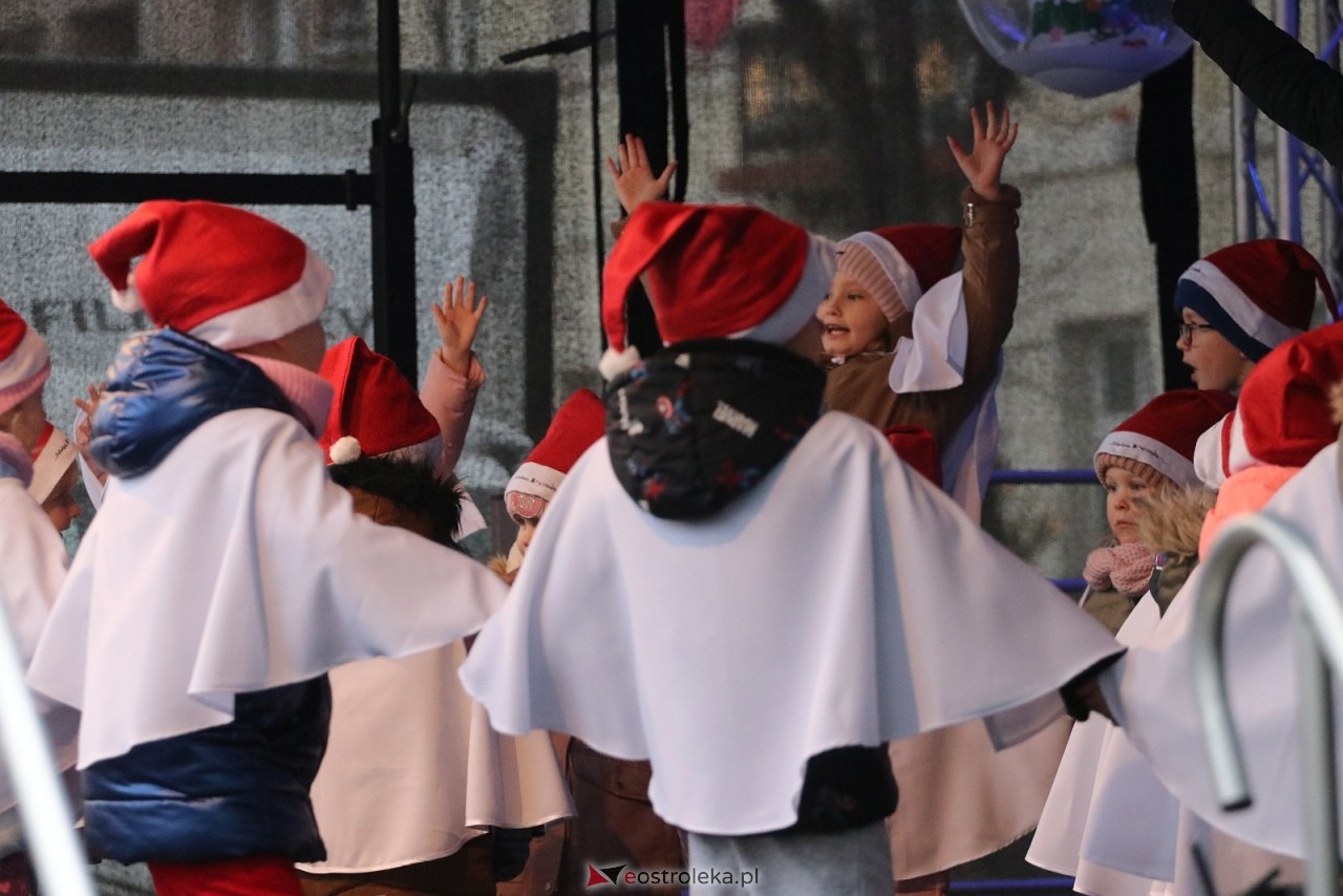 Jarmark Bożonarodzeniowy w Ostrołęce - występy dzieci [5.12.2025] - zdjęcie #60 - eOstroleka.pl