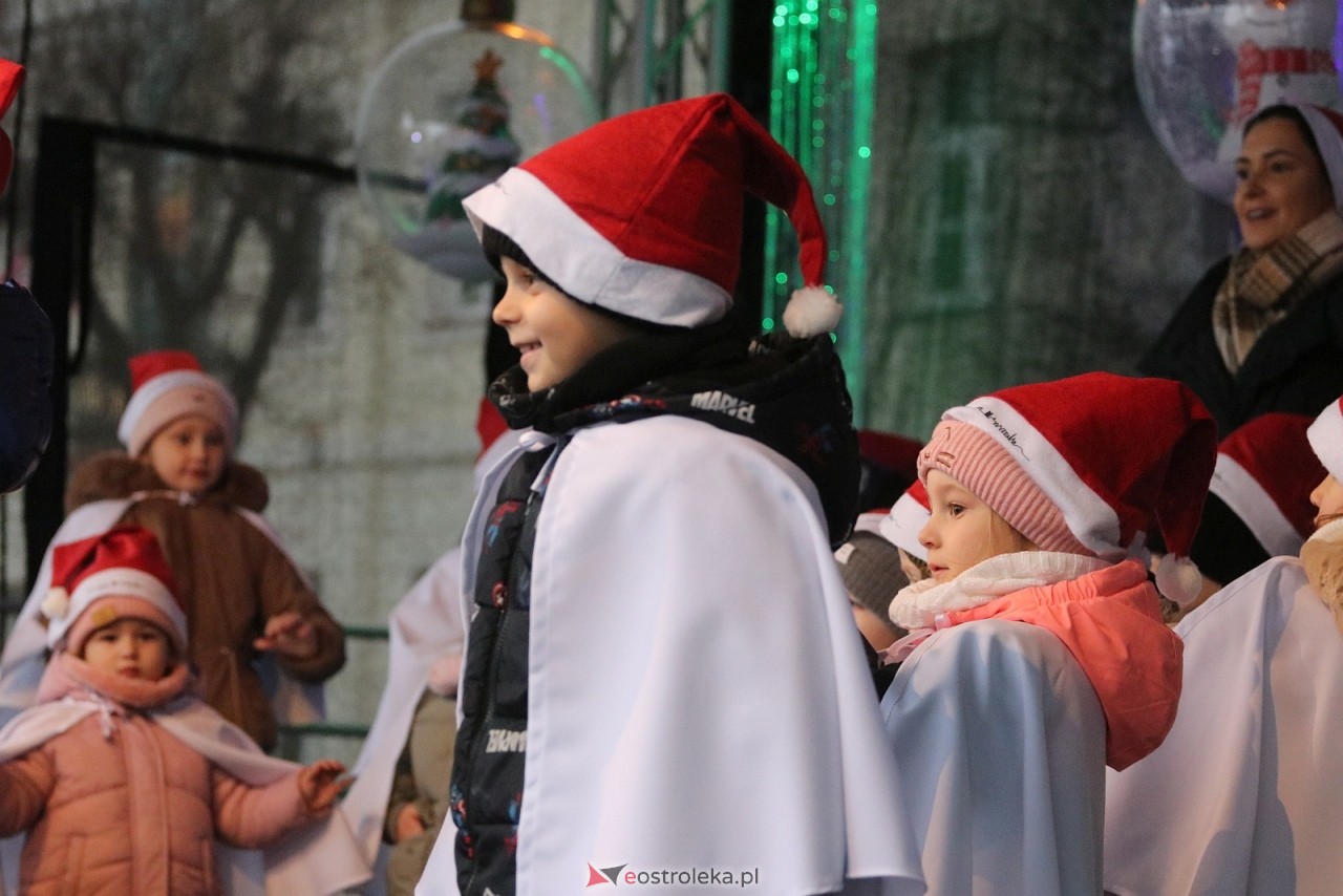 Jarmark Bożonarodzeniowy w Ostrołęce - występy dzieci [5.12.2025] - zdjęcie #57 - eOstroleka.pl