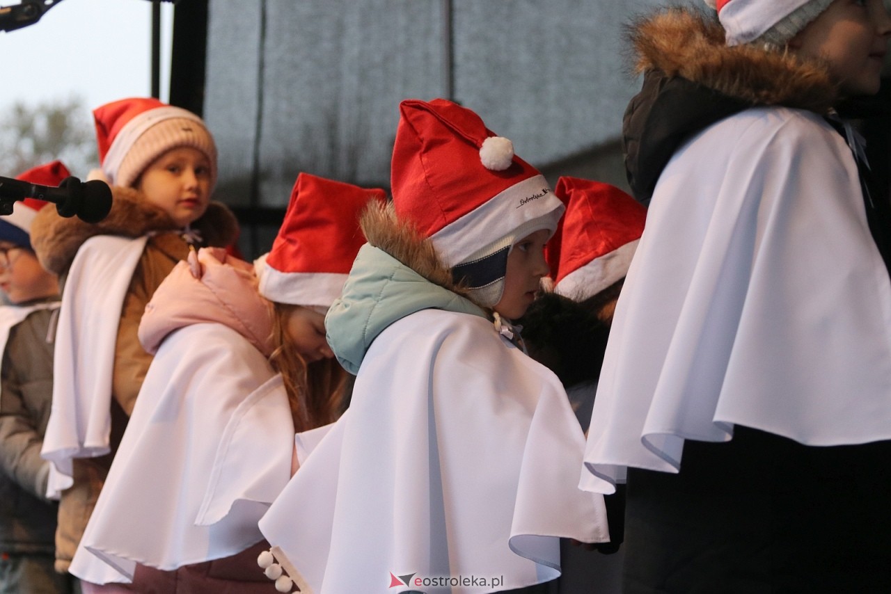 Jarmark Bożonarodzeniowy w Ostrołęce - występy dzieci [5.12.2025] - zdjęcie #54 - eOstroleka.pl