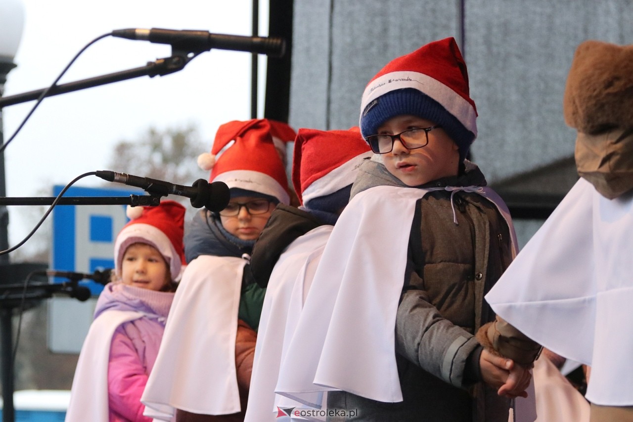 Jarmark Bożonarodzeniowy w Ostrołęce - występy dzieci [5.12.2025] - zdjęcie #53 - eOstroleka.pl
