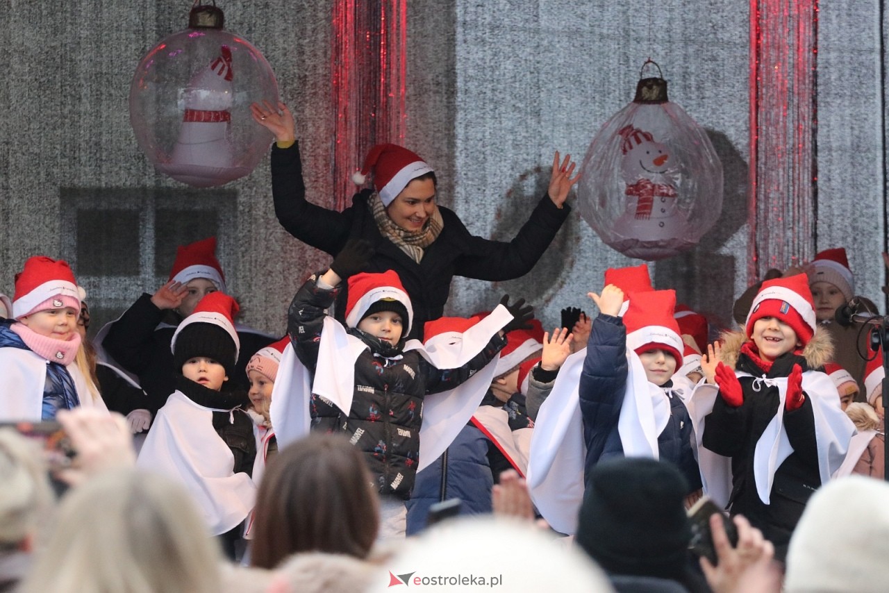 Jarmark Bożonarodzeniowy w Ostrołęce - występy dzieci [5.12.2025] - zdjęcie #51 - eOstroleka.pl