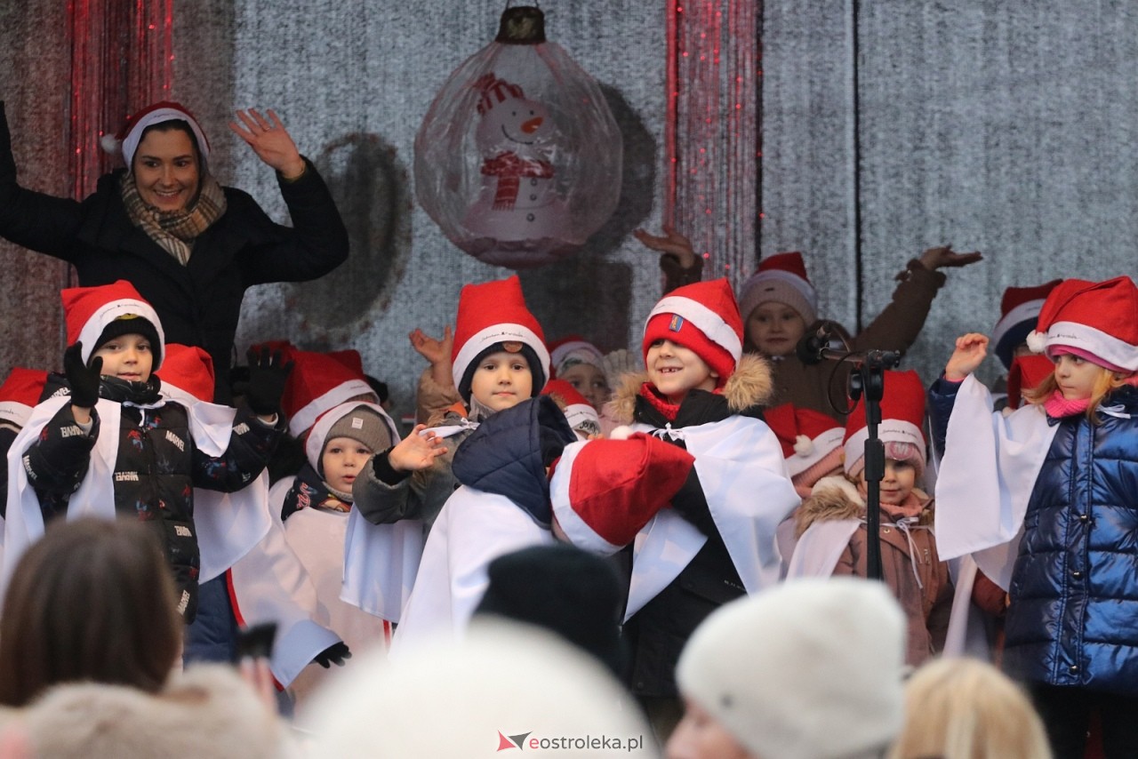 Jarmark Bożonarodzeniowy w Ostrołęce - występy dzieci [5.12.2025] - zdjęcie #50 - eOstroleka.pl