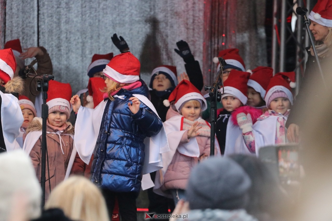 Jarmark Bożonarodzeniowy w Ostrołęce - występy dzieci [5.12.2025] - zdjęcie #49 - eOstroleka.pl