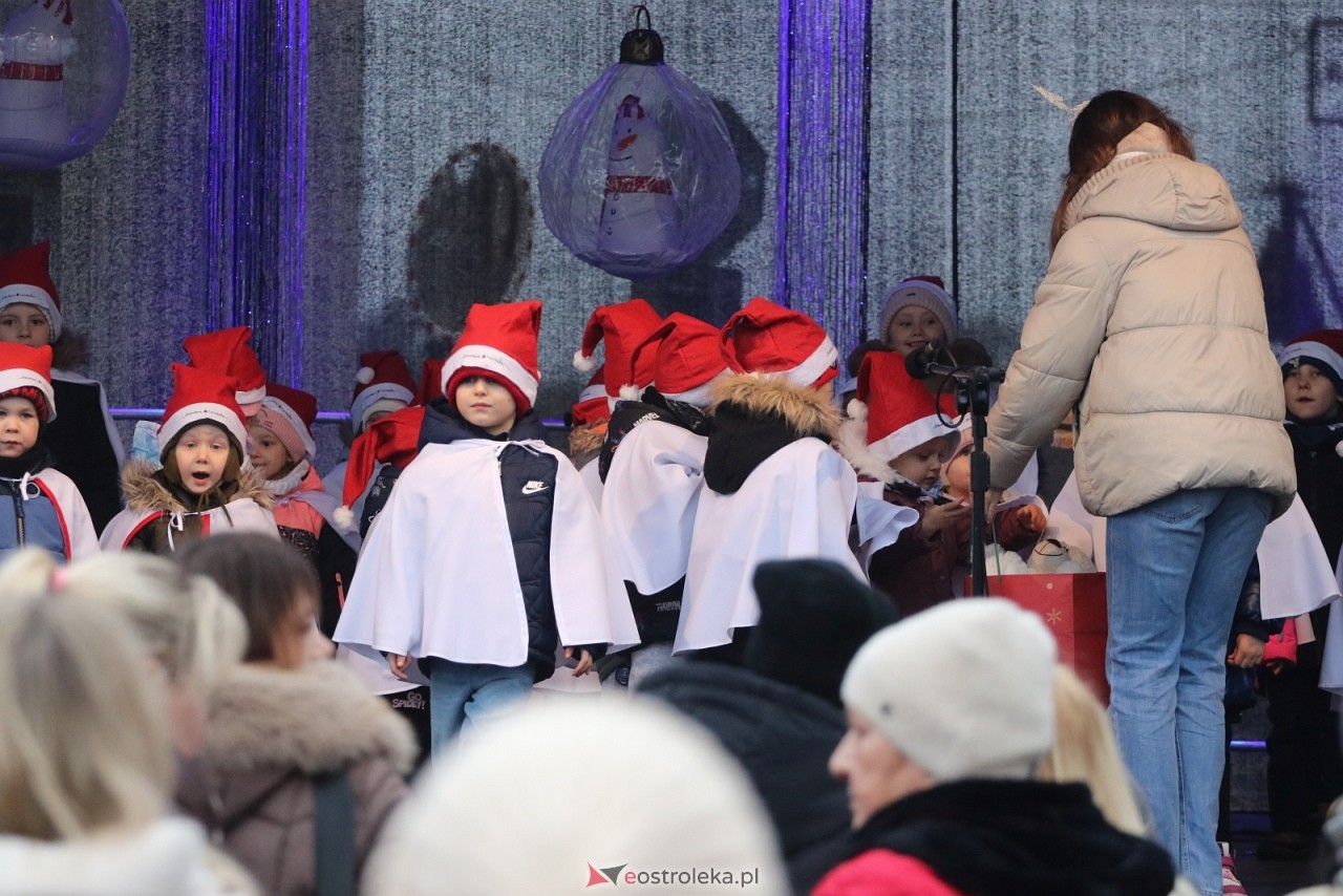 Jarmark Bożonarodzeniowy w Ostrołęce - występy dzieci [5.12.2025] - zdjęcie #48 - eOstroleka.pl