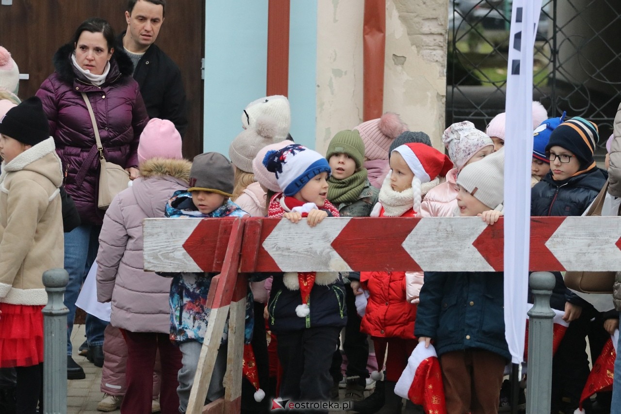 Jarmark Bożonarodzeniowy w Ostrołęce - występy dzieci [5.12.2025] - zdjęcie #43 - eOstroleka.pl