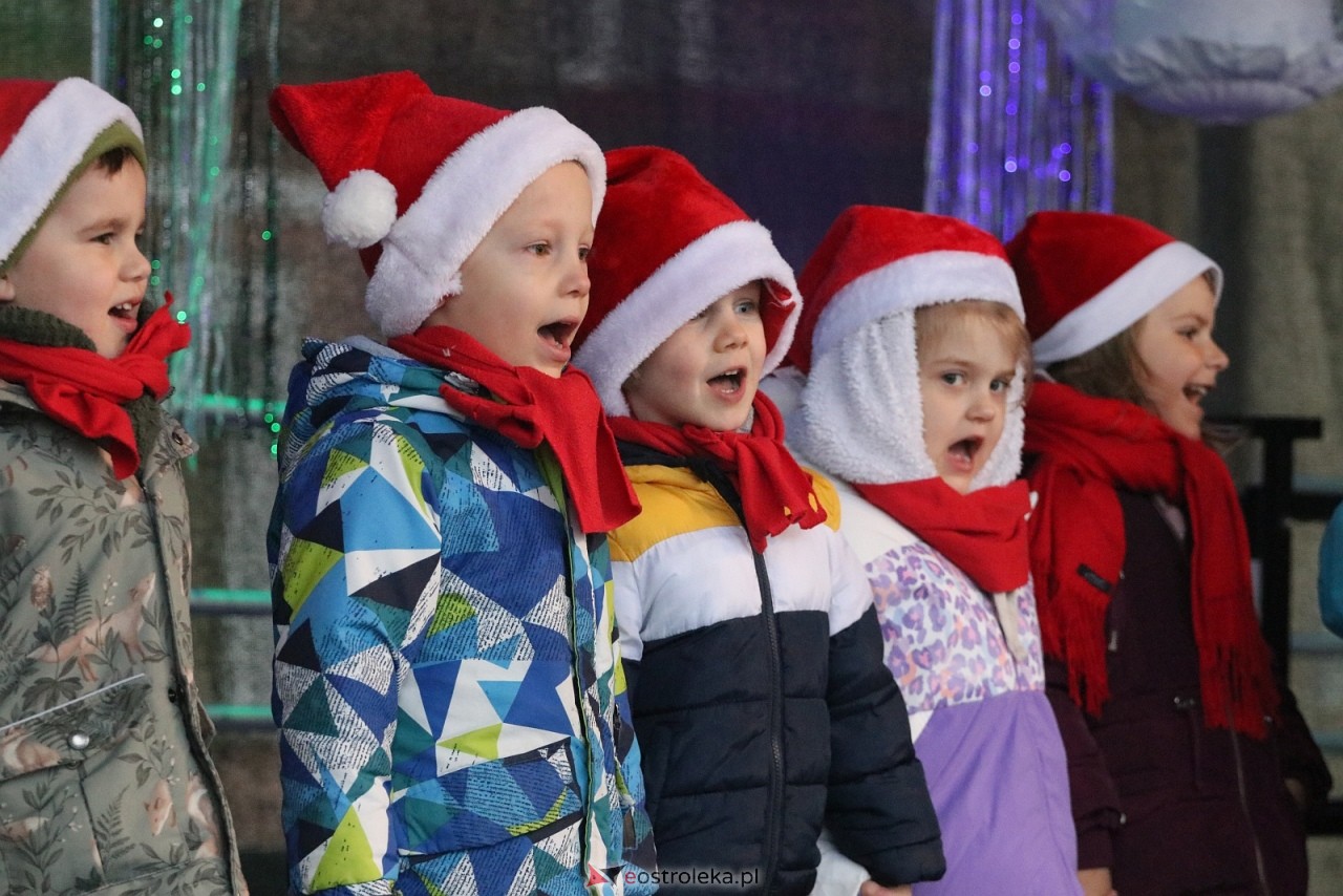 Jarmark Bożonarodzeniowy w Ostrołęce - występy dzieci [5.12.2025] - zdjęcie #42 - eOstroleka.pl