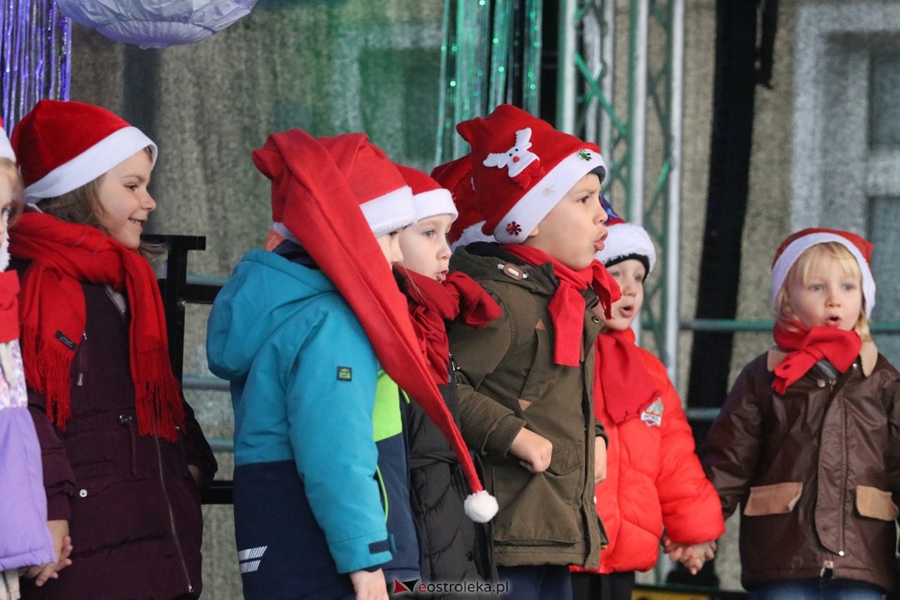 Jarmark Bożonarodzeniowy w Ostrołęce - występy dzieci [5.12.2025] - zdjęcie #41 - eOstroleka.pl