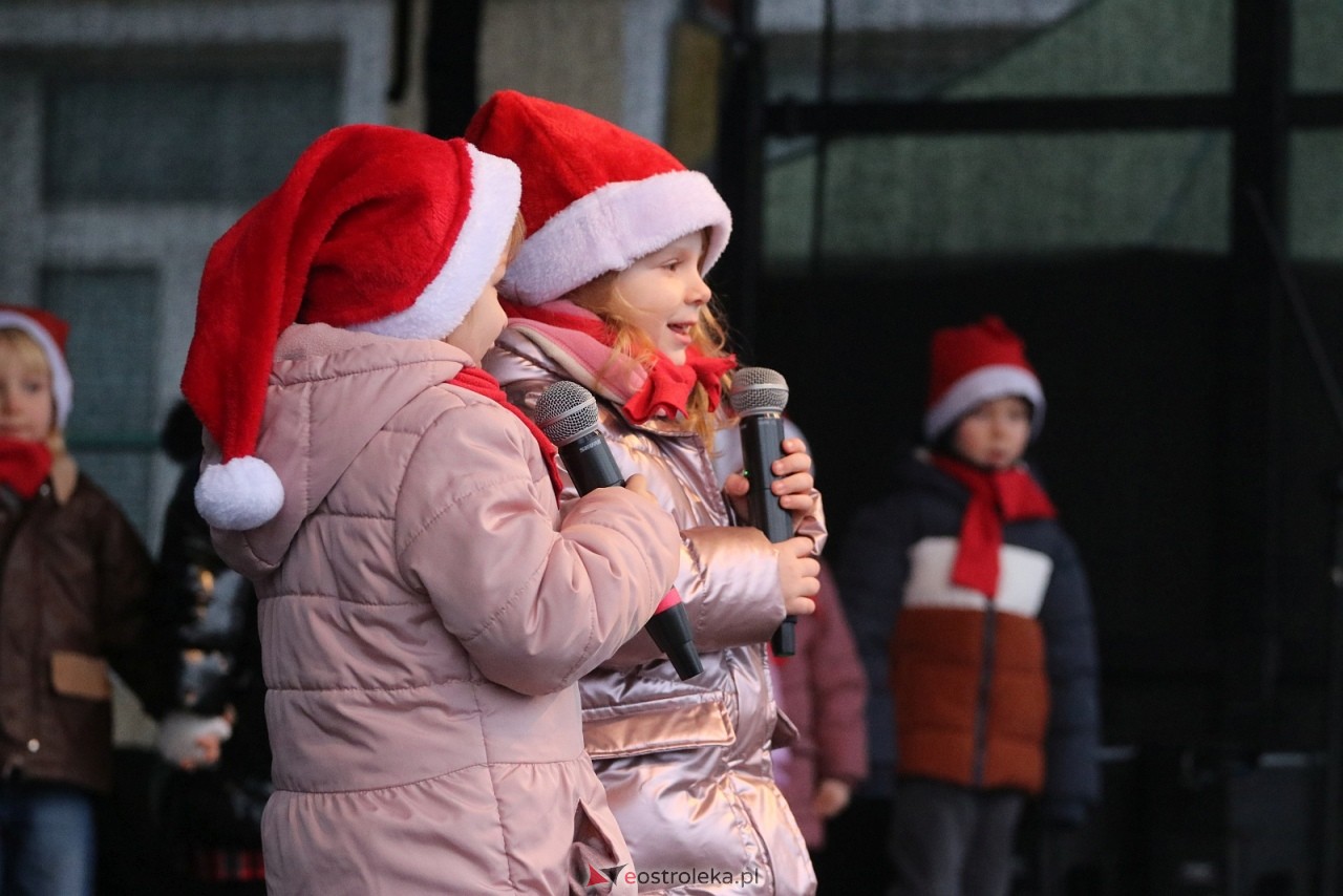 Jarmark Bożonarodzeniowy w Ostrołęce - występy dzieci [5.12.2025] - zdjęcie #40 - eOstroleka.pl