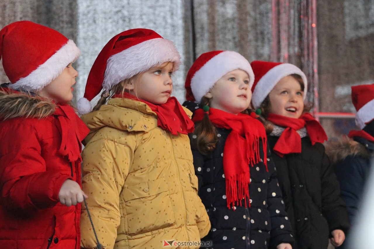 Jarmark Bożonarodzeniowy w Ostrołęce - występy dzieci [5.12.2025] - zdjęcie #39 - eOstroleka.pl
