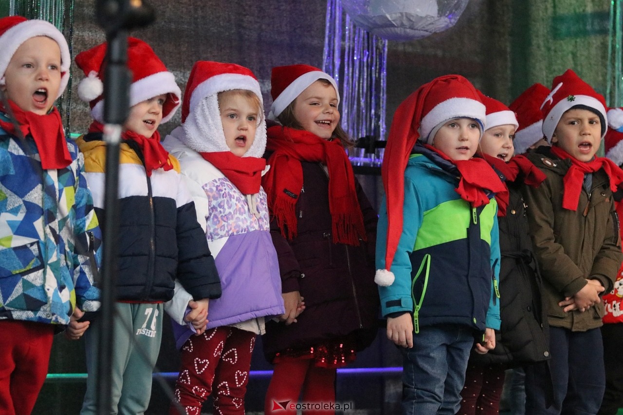 Jarmark Bożonarodzeniowy w Ostrołęce - występy dzieci [5.12.2025] - zdjęcie #38 - eOstroleka.pl