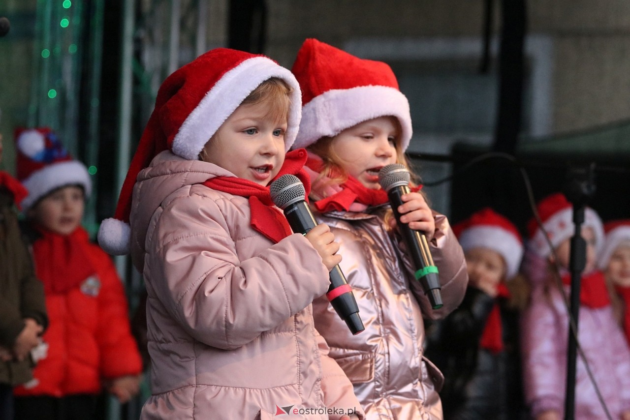 Jarmark Bożonarodzeniowy w Ostrołęce - występy dzieci [5.12.2025] - zdjęcie #37 - eOstroleka.pl