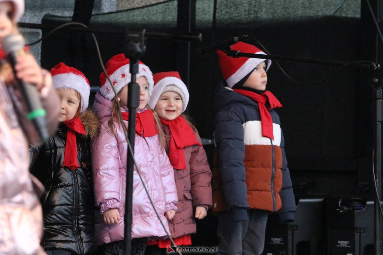 Jarmark Bożonarodzeniowy w Ostrołęce - występy dzieci [5.12.2025] - zdjęcie #36 - eOstroleka.pl