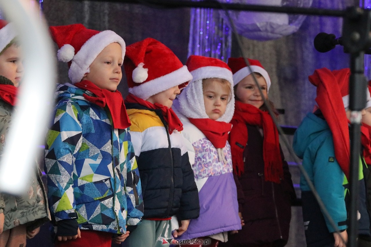 Jarmark Bożonarodzeniowy w Ostrołęce - występy dzieci [5.12.2025] - zdjęcie #35 - eOstroleka.pl
