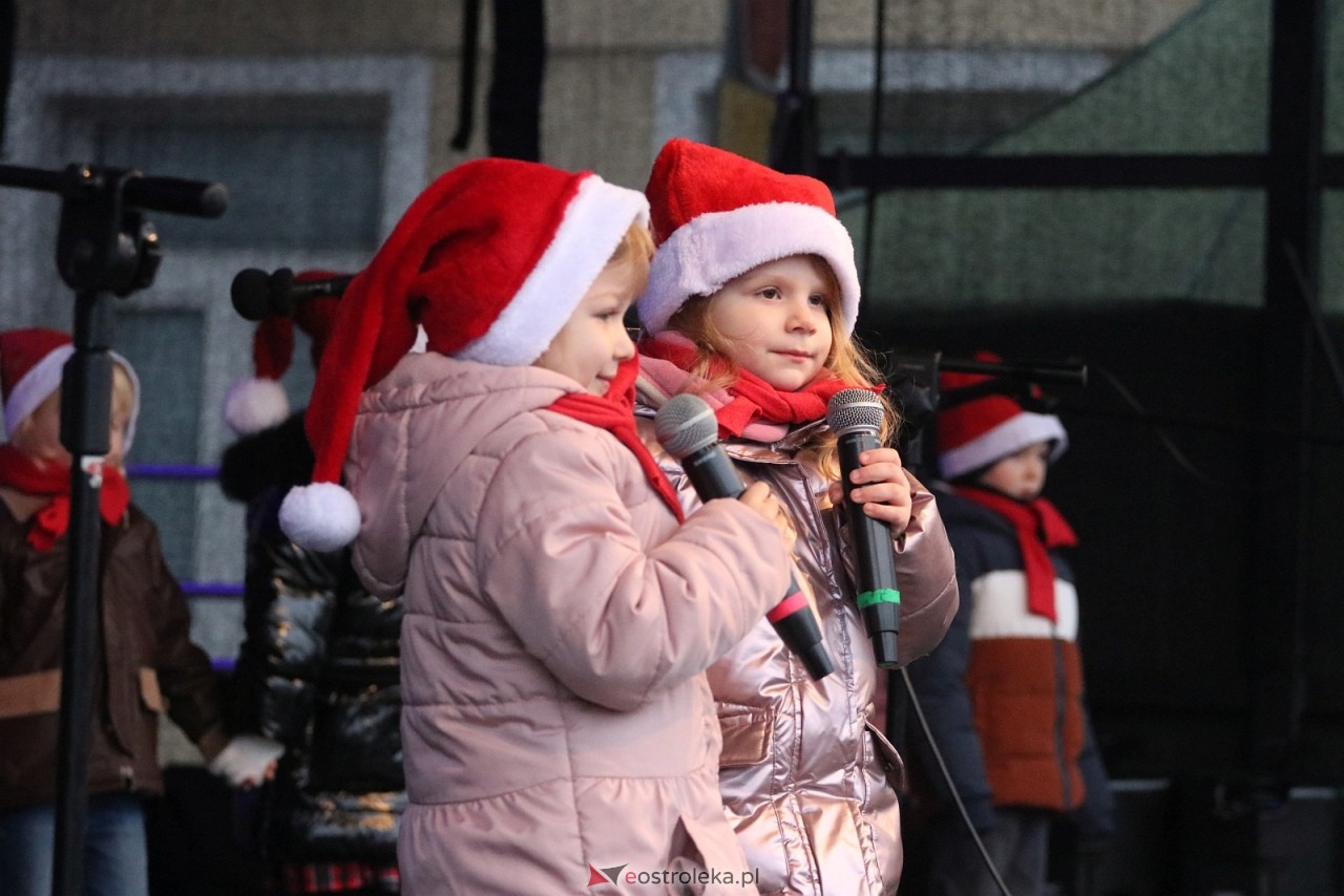 Jarmark Bożonarodzeniowy w Ostrołęce - występy dzieci [5.12.2025] - zdjęcie #34 - eOstroleka.pl