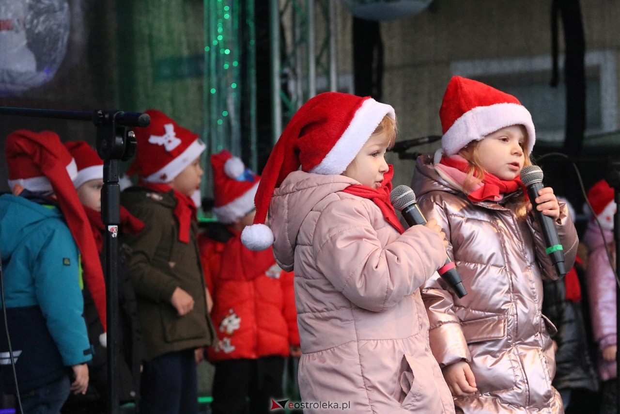 Jarmark Bożonarodzeniowy w Ostrołęce - występy dzieci [5.12.2025] - zdjęcie #33 - eOstroleka.pl