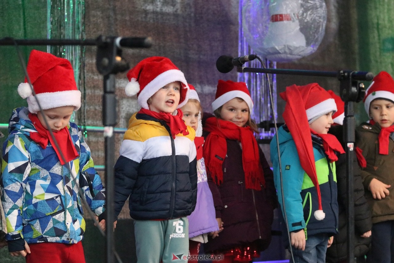 Jarmark Bożonarodzeniowy w Ostrołęce - występy dzieci [5.12.2025] - zdjęcie #32 - eOstroleka.pl