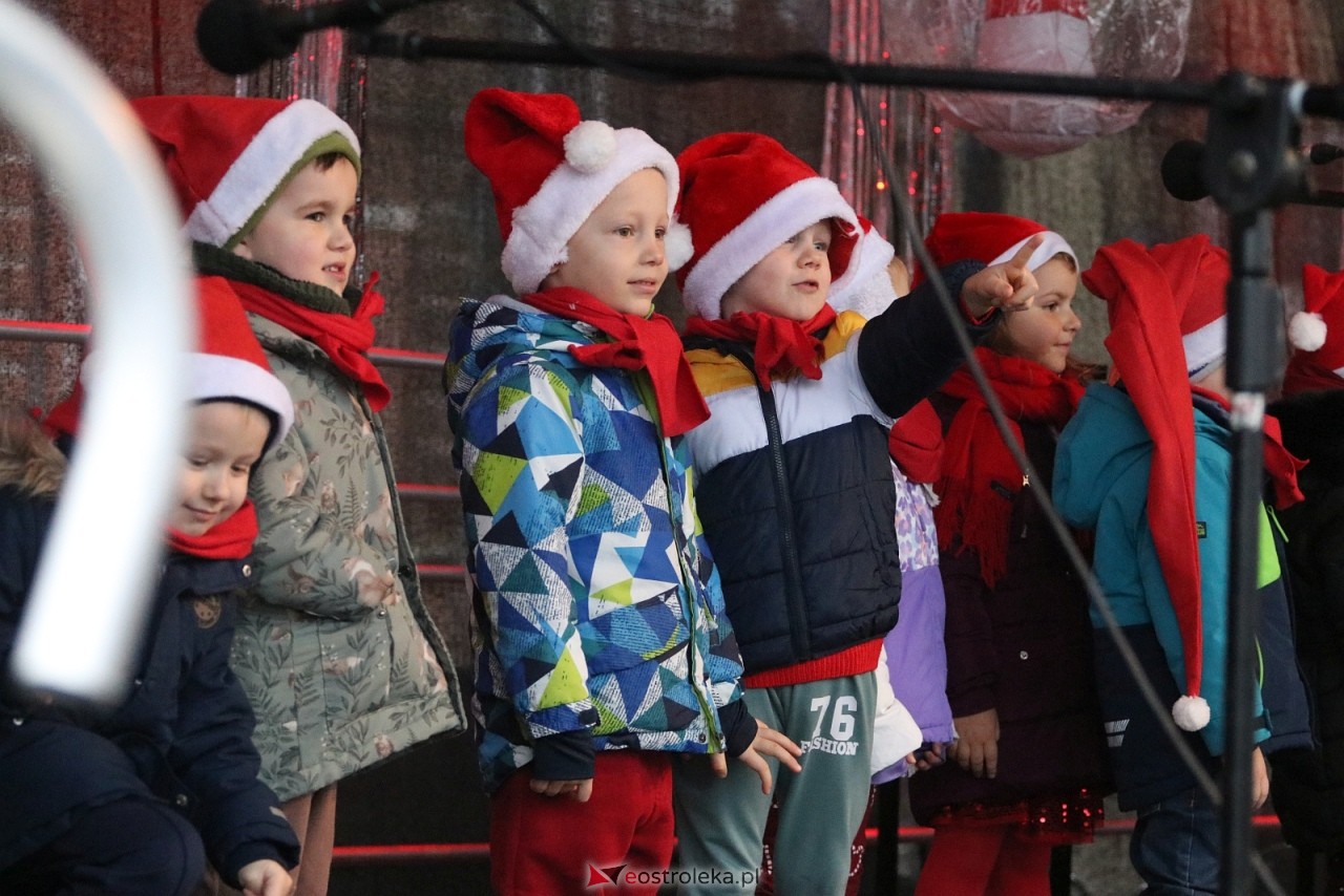 Jarmark Bożonarodzeniowy w Ostrołęce - występy dzieci [5.12.2025] - zdjęcie #31 - eOstroleka.pl