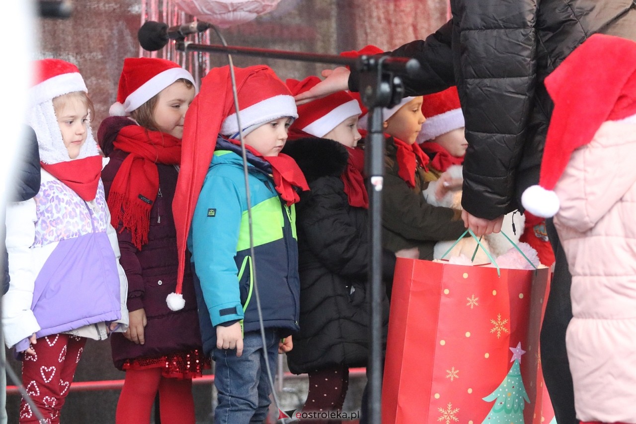 Jarmark Bożonarodzeniowy w Ostrołęce - występy dzieci [5.12.2025] - zdjęcie #30 - eOstroleka.pl