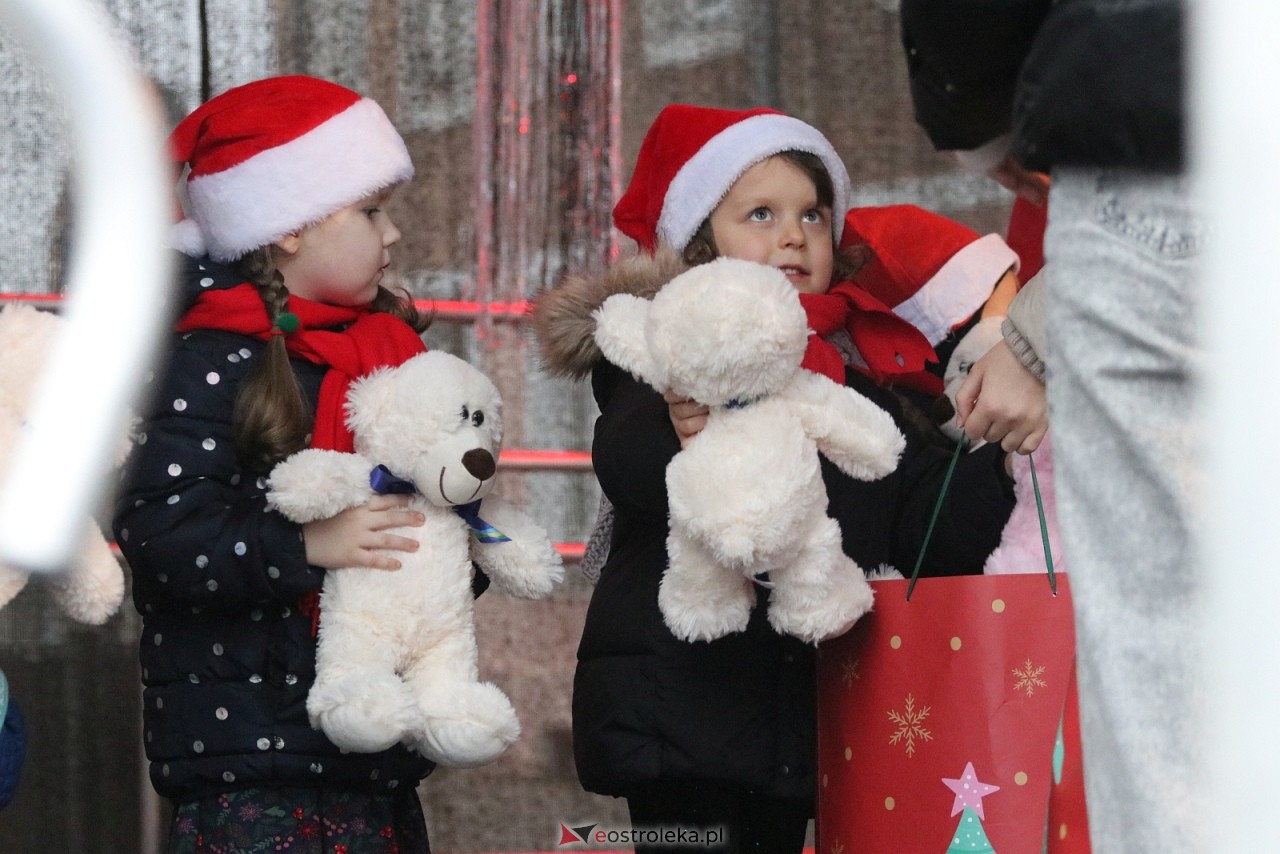 Jarmark Bożonarodzeniowy w Ostrołęce - występy dzieci [5.12.2025] - zdjęcie #29 - eOstroleka.pl