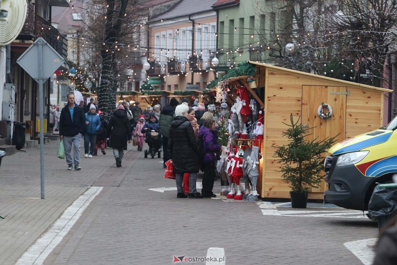 Jarmark Bożonarodzeniowy w Ostrołęce - występy dzieci [5.12.2025] - zdjęcie #27 - eOstroleka.pl
