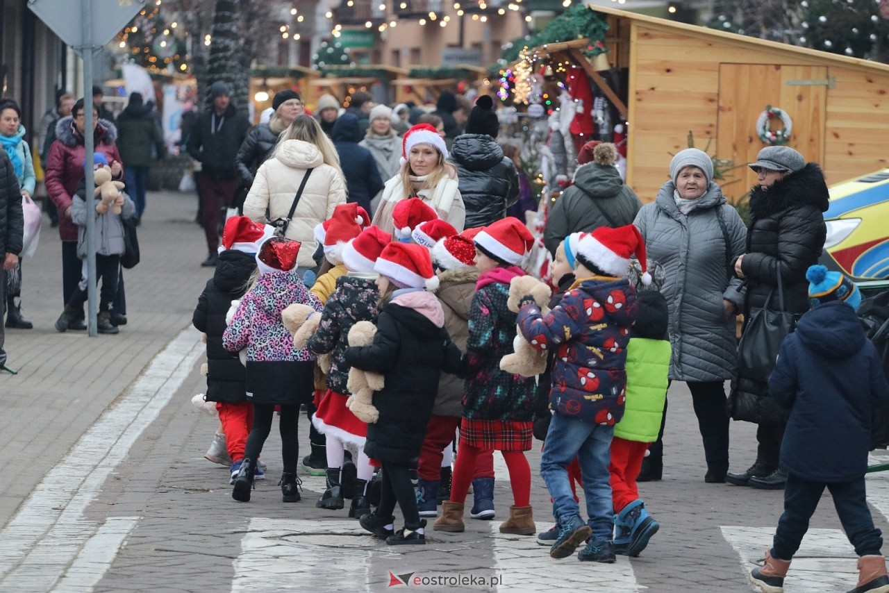 Jarmark Bożonarodzeniowy w Ostrołęce - występy dzieci [5.12.2025] - zdjęcie #26 - eOstroleka.pl