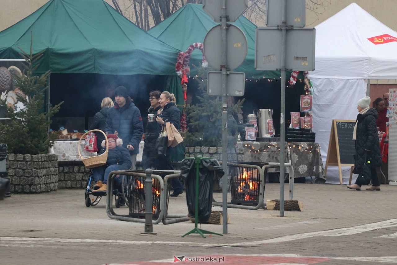 Jarmark Bożonarodzeniowy w Ostrołęce - występy dzieci [5.12.2025] - zdjęcie #25 - eOstroleka.pl