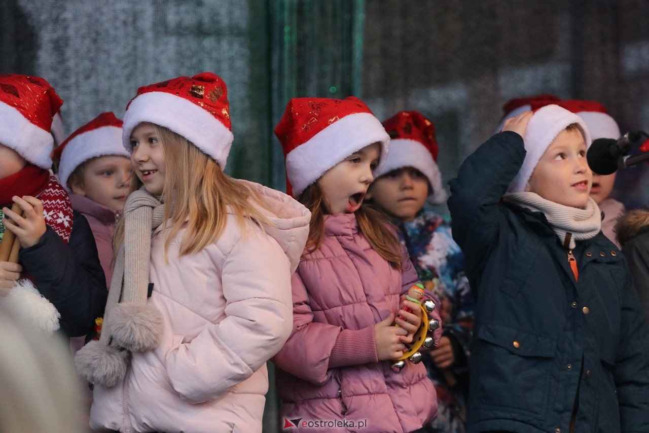 Jarmark Bożonarodzeniowy w Ostrołęce - występy dzieci [5.12.2025] - zdjęcie #24 - eOstroleka.pl