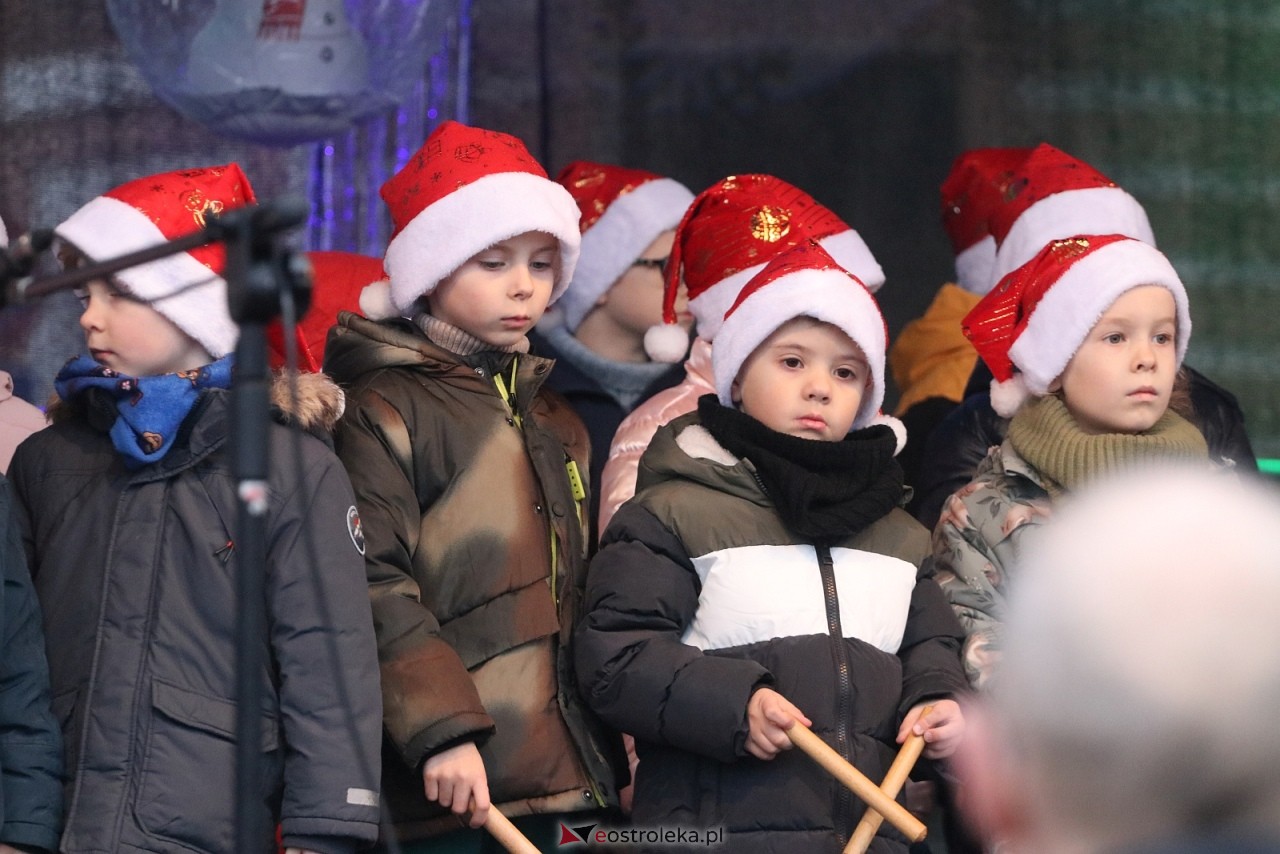 Jarmark Bożonarodzeniowy w Ostrołęce - występy dzieci [5.12.2025] - zdjęcie #23 - eOstroleka.pl
