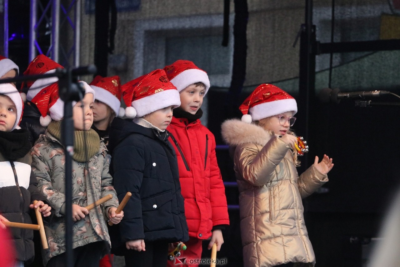 Jarmark Bożonarodzeniowy w Ostrołęce - występy dzieci [5.12.2025] - zdjęcie #22 - eOstroleka.pl
