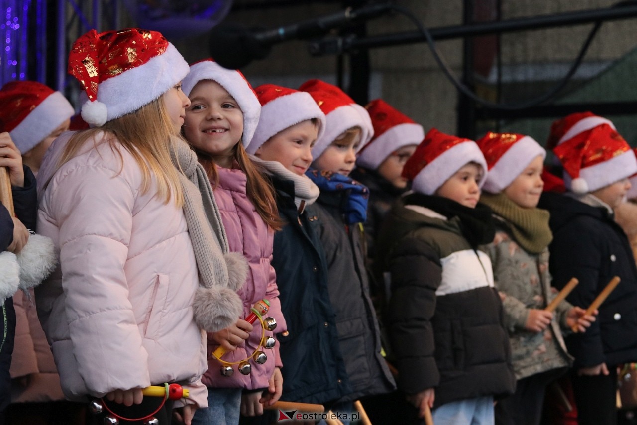 Jarmark Bożonarodzeniowy w Ostrołęce - występy dzieci [5.12.2025] - zdjęcie #21 - eOstroleka.pl