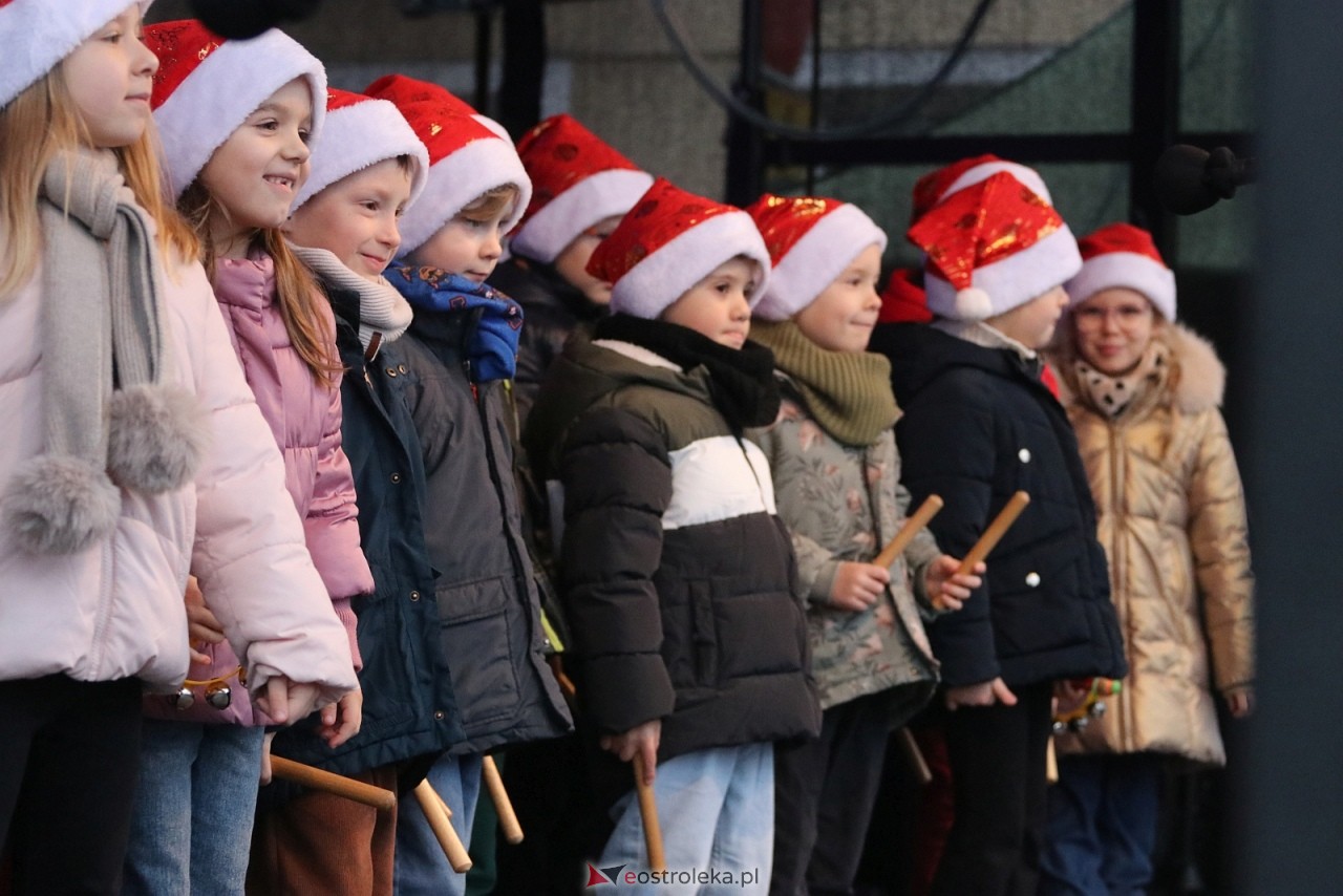 Jarmark Bożonarodzeniowy w Ostrołęce - występy dzieci [5.12.2025] - zdjęcie #20 - eOstroleka.pl