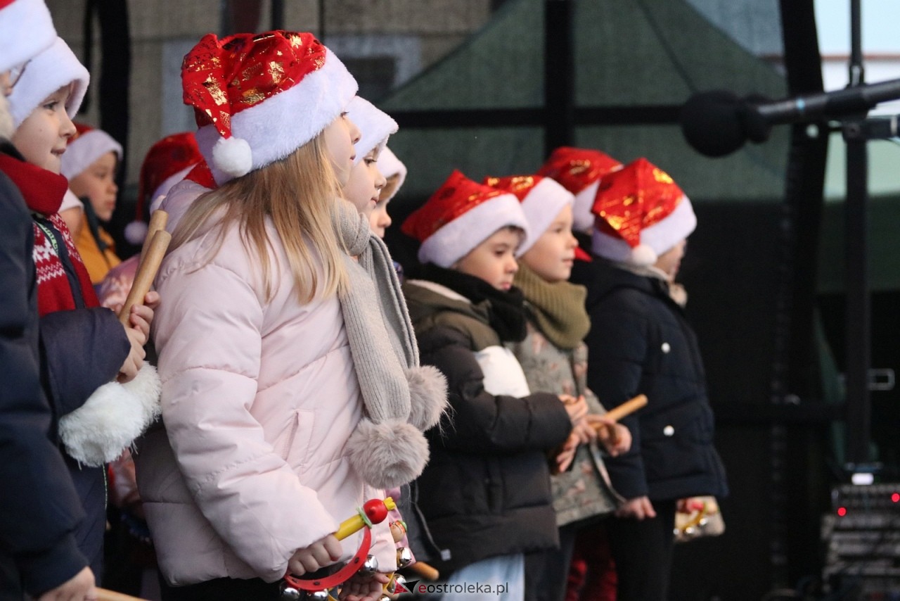 Jarmark Bożonarodzeniowy w Ostrołęce - występy dzieci [5.12.2025] - zdjęcie #19 - eOstroleka.pl