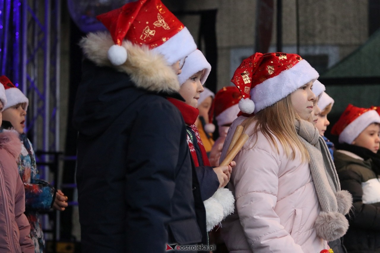 Jarmark Bożonarodzeniowy w Ostrołęce - występy dzieci [5.12.2025] - zdjęcie #18 - eOstroleka.pl