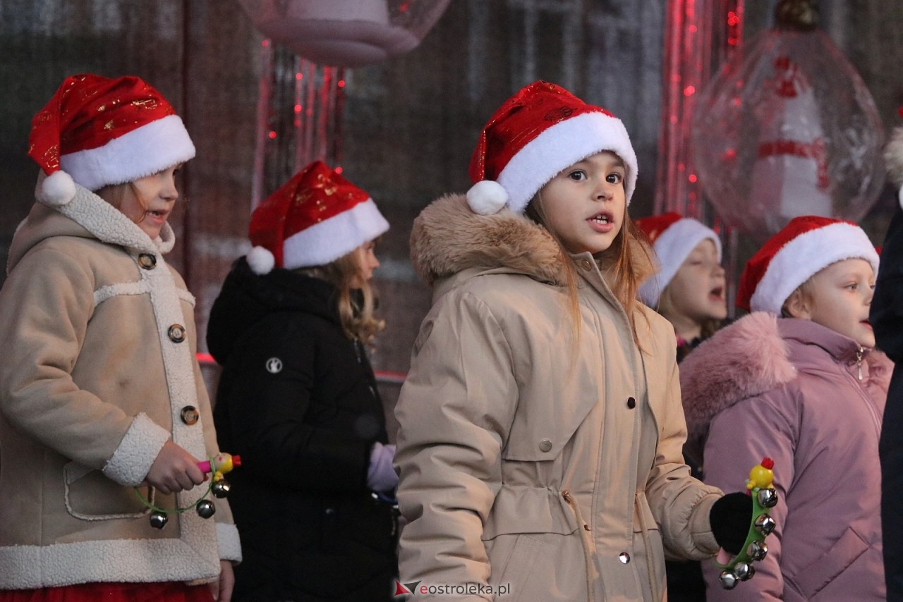 Jarmark Bożonarodzeniowy w Ostrołęce - występy dzieci [5.12.2025] - zdjęcie #17 - eOstroleka.pl