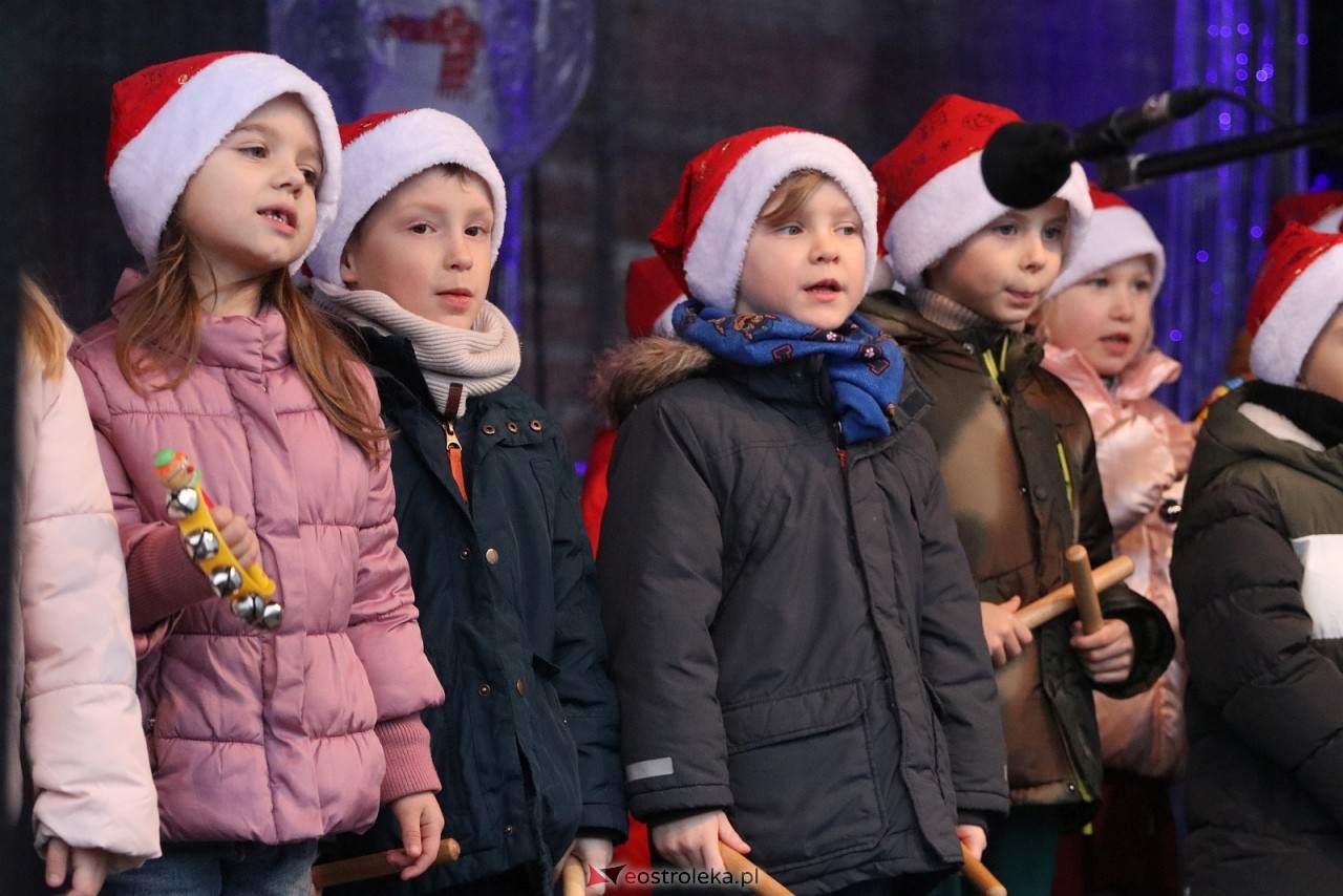 Jarmark Bożonarodzeniowy w Ostrołęce - występy dzieci [5.12.2025] - zdjęcie #16 - eOstroleka.pl