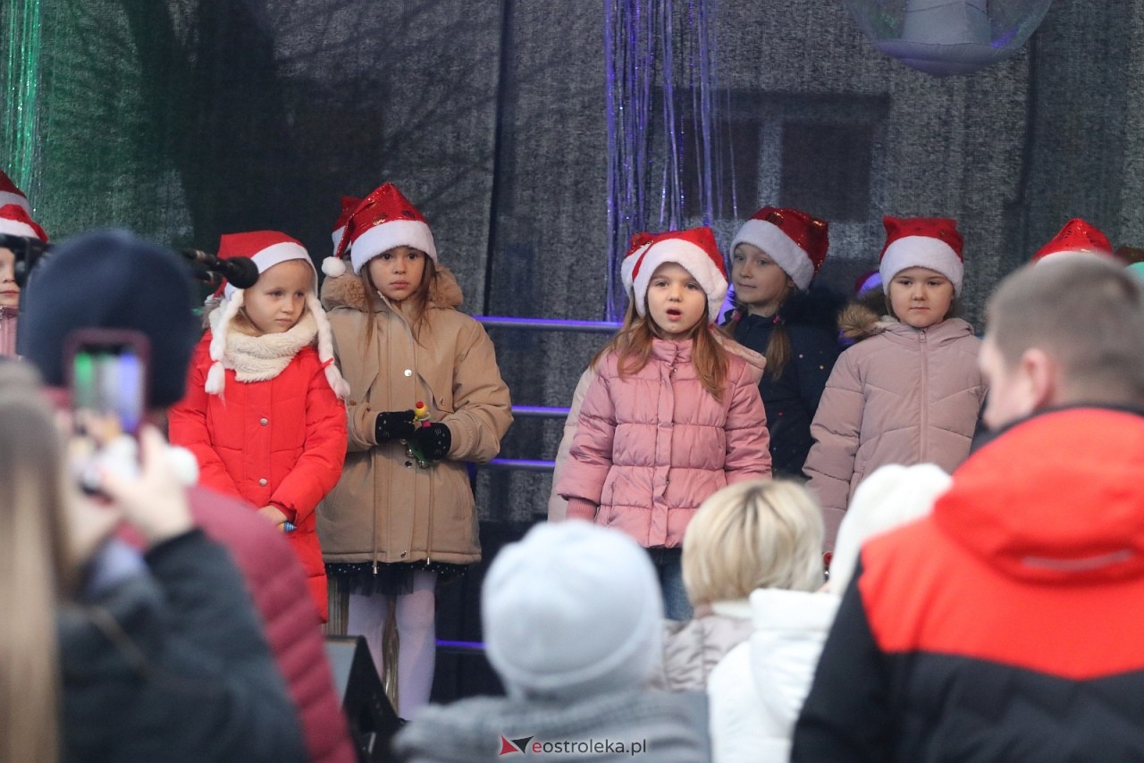 Jarmark Bożonarodzeniowy w Ostrołęce - występy dzieci [5.12.2025] - zdjęcie #15 - eOstroleka.pl