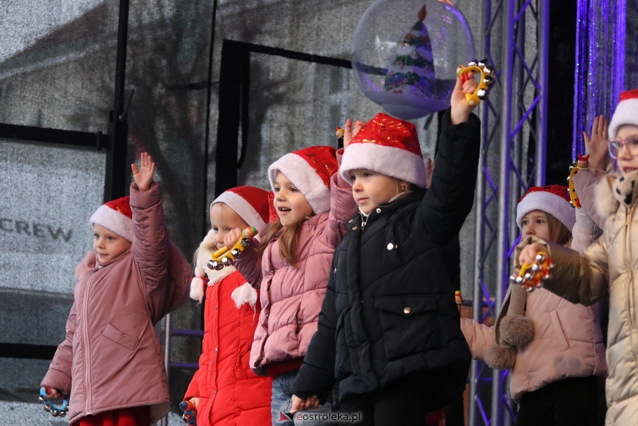 Jarmark Bożonarodzeniowy w Ostrołęce - występy dzieci [5.12.2025] - zdjęcie #14 - eOstroleka.pl
